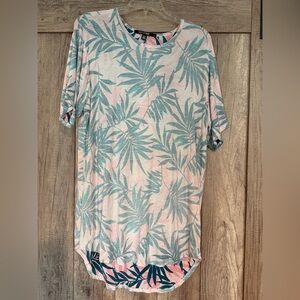 Casual Short Sleeve Tee in Light Pink with Teal Leaf Print